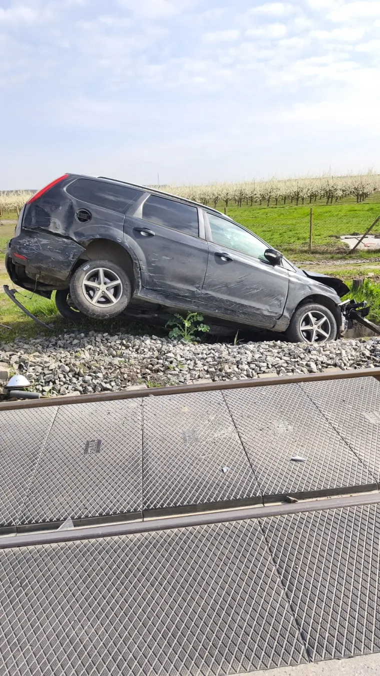 Autom se zabio u rampu i preletio preko pruge: Troje male djece zavr&scaron;ilo u bolnici