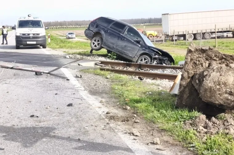 Autom se zabio u rampu i preletio preko pruge: Troje male djece zavr&scaron;ilo u bolnici