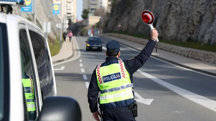 Policija ju poku&scaron;ala uhititi, a ona krenula na njih: Otkriveno koliko je &scaron;tetu napravila