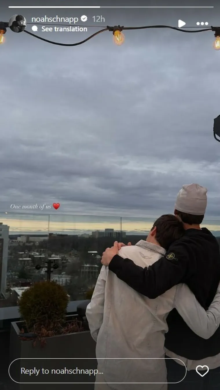 Glumac (21) koji se proslavio u hit seriji po prvi put pokazao novog dečka: 'Mjesec dana nas'