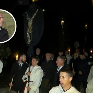 Tradicionalna procesija na Hvaru: Križono&scaron;a Antonio otkrio koliko je čekao svoj red