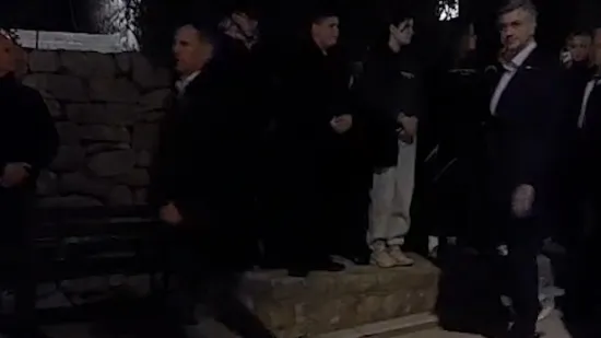 Plenković sudjelovao u procesiji na Hvaru: Pogledajte &scaron;to je učinio kada je vidio kameru