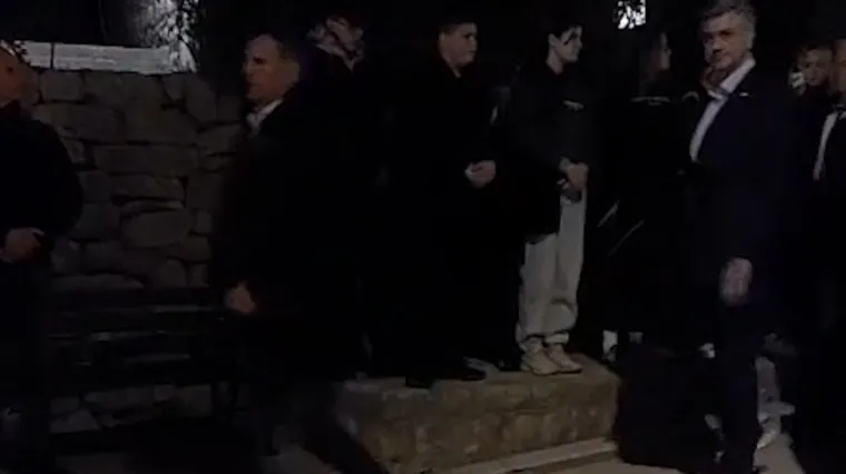 Plenković sudjelovao u procesiji na Hvaru: Pogledajte &scaron;to je učinio kada je vidio kameru