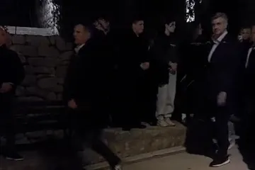 Plenković sudjelovao u procesiji na Hvaru: Pogledajte &scaron;to je učinio kada je vidio kameru