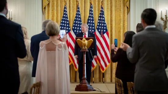 Pogledajte kako se Trump ruga Starmeru: Nasmijao publiku podrugljivim opona&scaron;anjem