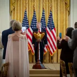 Pogledajte kako se Trump ruga Starmeru: Nasmijao publiku podrugljivim opona&scaron;anjem