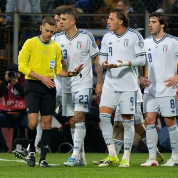 Sudac koji je Italiju izbacio sa Svjetskog prvenstva snimljen u avionu: Nećete vjerovati &scaron;to radi