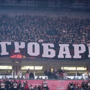 Navijački kaos na parketu i tribinama: Derbi Zvezde i Partizana izmakao kontroli