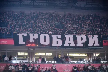 Navijački kaos na parketu i tribinama: Derbi Zvezde i Partizana izmakao kontroli