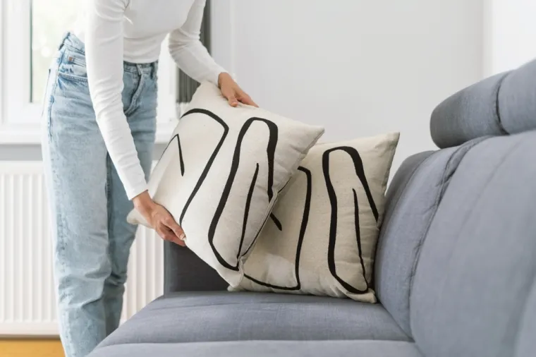 Izgleda li vam kauč staro i istro&scaron;eno? Uz ovih sedam trikova bit će kao nov