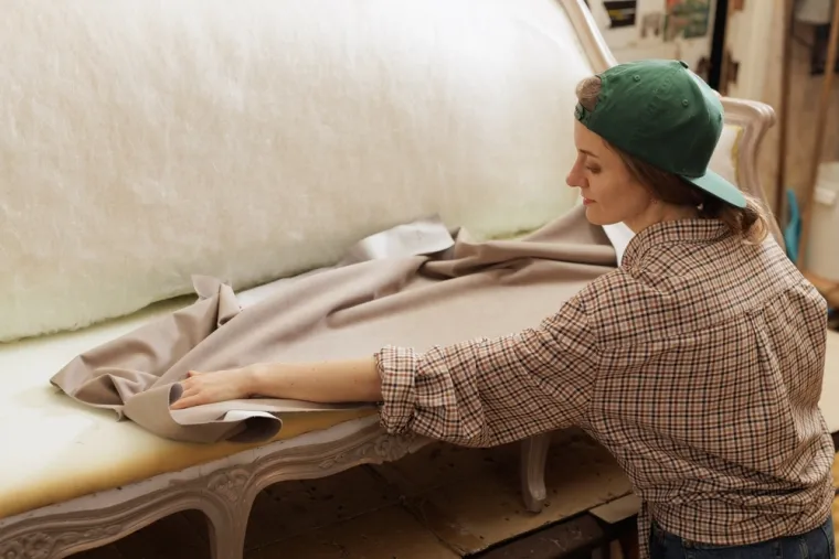 Izgleda li vam kauč staro i istro&scaron;eno? Uz ovih sedam trikova bit će kao nov