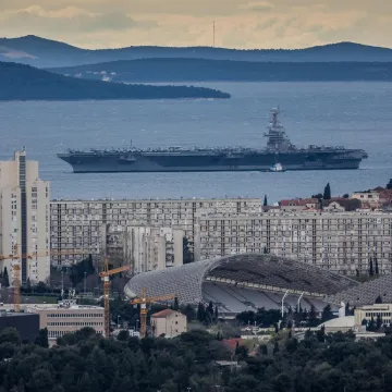 Splićani organizirali prosvjed zbog američkog nosača aviona, ali brod je u međuvremenu otplovio