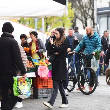 Kakav prizor: Lijepa brineta pro&scaron;etala karlovačkom tržnicom koja uoči Uskrsa vrvi životom
