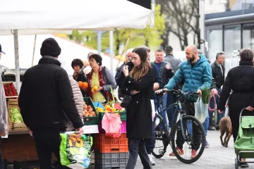 Kakav prizor: Lijepa brineta pro&scaron;etala karlovačkom tržnicom koja uoči Uskrsa vrvi životom