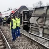 Vlak s 415 putnika iskočio iz tračnica! Vagoni se prevrnuli, vi&scaron;e desetaka ozlijeđenih