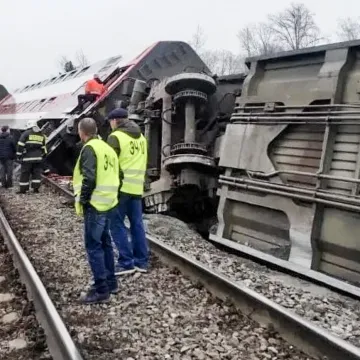 Vlak s 415 putnika iskočio iz tračnica! Vagoni se prevrnuli na bok, vi&scaron;e desetaka ozlijeđenih