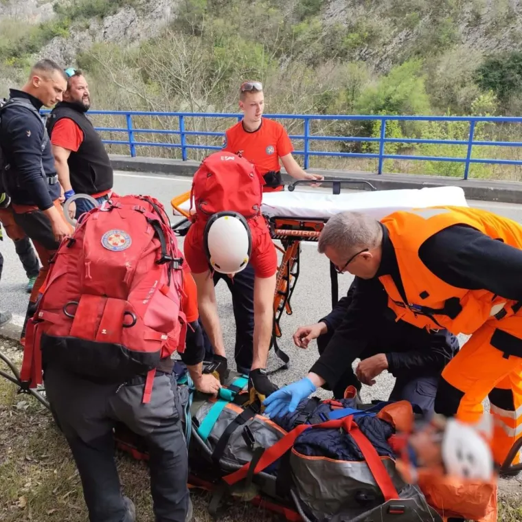 Stranci se spu&scaron;tali zip-lineom pa udarili u stijenu! HGSS objavio slike spa&scaron;avanja