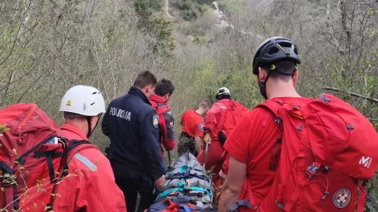 Stranci se spu&scaron;tali zip-lineom pa udarili u stijenu! HGSS objavio slike spa&scaron;avanja
