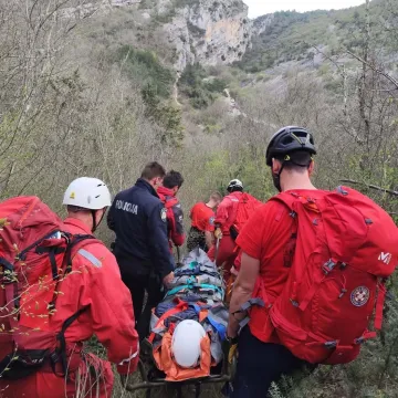 Stranci se spu&scaron;tali zip-lineom pa udarili u stijenu! HGSS objavio slike spa&scaron;avanja