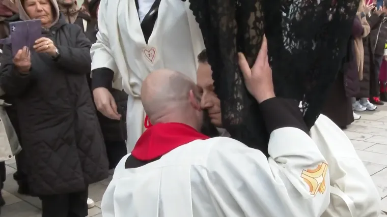 Bura, umor i 18 kg težak križ, zadnjim je snagama utrčao svećeniku u zagrljaj: 'Bio je sa mnom on...'