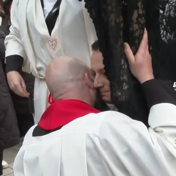 Bura, umor i 18 kg težak križ, zadnjim je snagama utrčao svećeniku u zagrljaj: 'Bio je sa mnom on...'