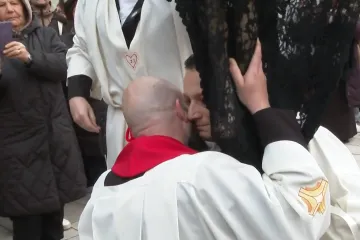 Bura, umor i 18 kg težak križ, zadnjim je snagama utrčao svećeniku u zagrljaj: 'Bio je sa mnom on...'