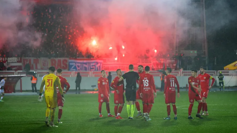 Kaos na stadionu u Mostaru! Buknuo plamen, gorjeli kablovi - na teren istrčali vatrogasci