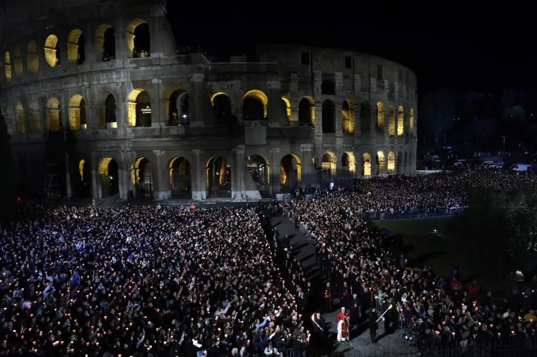 Papa Lav poveo procesiju i ponio visoki drveni križ: 'Svaka osoba na vlasti odgovorit će Bogu'
