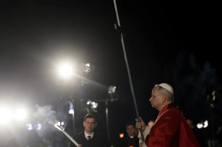 Papa Lav poveo procesiju i ponio visoki drveni križ: 'Svaka osoba na vlasti odgovorit će Bogu'