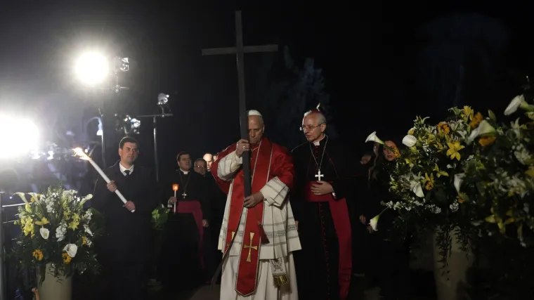 Papa Lav poveo procesiju i ponio visoki drveni križ: 'Svaka osoba na vlasti odgovorit će Bogu'