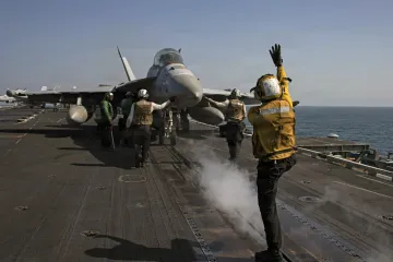 Iran: 'Pogodili smo brod povezan s Izraelom'; Evakuacija iz nuklearne elektrane, traje lov na pilota