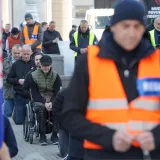 Krunica s jedne, prosvjed s druge strane: Molitelji na trgovima i na Veliku subotu, pogledajte prizore