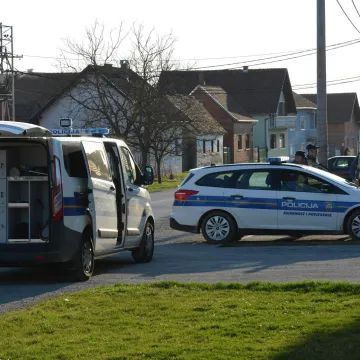 Pijan na terasi kafića vrijeđao policajce, a vozač 'pod gasom' sletio u kanal