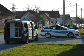 Pijan na terasi kafića vrijeđao policajce, a vozač 'pod gasom' sletio u kanal