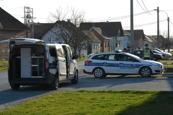 Pijan na terasi kafića vrijeđao policajce, a vozač 'pod gasom' sletio u kanal