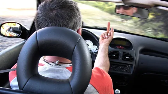 Pokazao srednji prst, pa požalio: Pogledajte tko je iza&scaron;ao iz drugog vozila