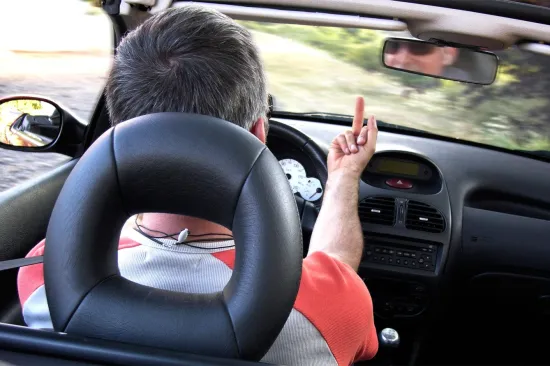 Pokazao srednji prst, pa požalio: Pogledajte tko je iza&scaron;ao iz drugog vozila