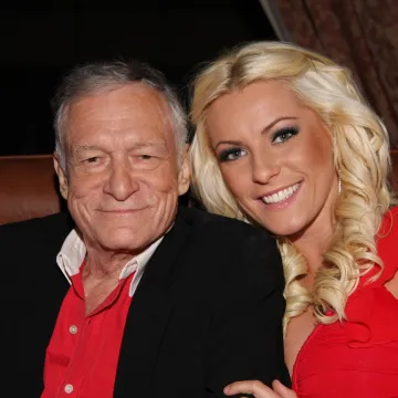 Udala se udovica Hugha Hefnera: Evo s kim se skrasila nakon smrti 60 godina starijeg mogula