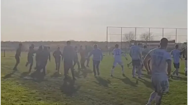 Kaos na terenu u Srbiji: Navijači uletjeli i napali igrače usred utakmice