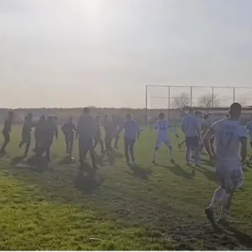 Kaos na terenu u Srbiji: Navijači uletjeli i napali igrače usred utakmice