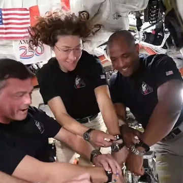Astronauti izgubili kontakt sa Zemljom na 40 minuta, a onda se čuo glas: 'Gledamo vas'