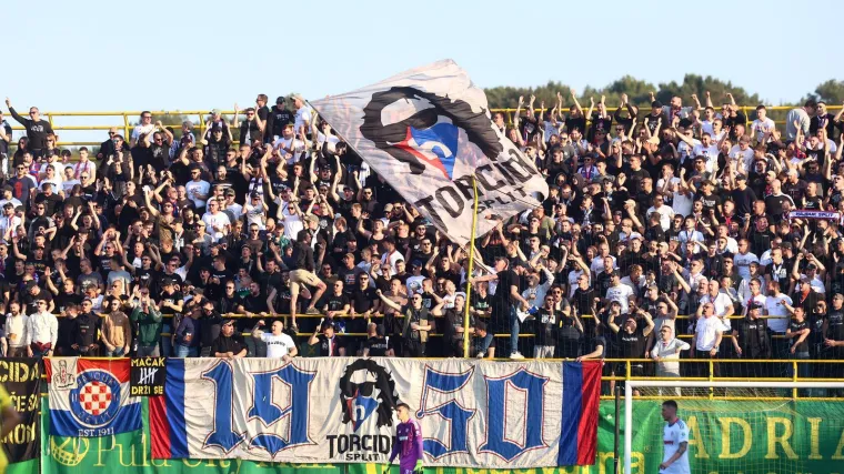 Dok su Hajduk i Istra vodili 'bitku' na terenu, svi su gledali u poruke Torcide