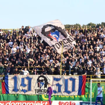 Dok su Hajduk i Istra vodili 'bitku' na terenu, svi su gledali u poruku Torcide