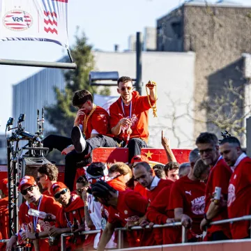 Legendarni Vatreni s pivom u rukama predvodio slavlje tisuće navijača na ulicama