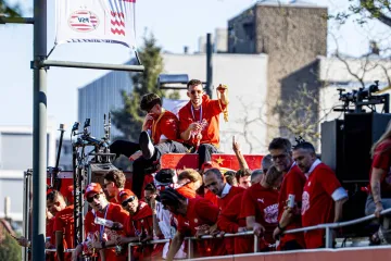 Legendarni Vatreni s pivom u rukama predvodio slavlje tisuće navijača na ulicama