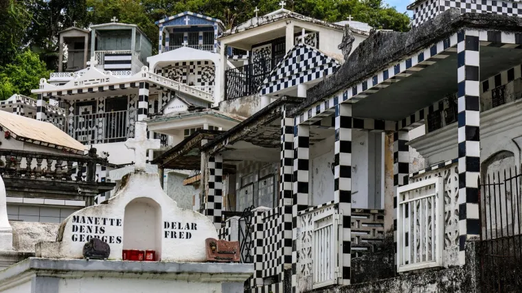 Crno-bijeli motivi i danas izazivaju znatiželju: Jedinstveno groblje privlači brojne turiste