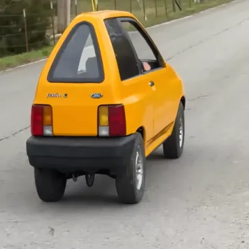 Nije ni crtić ni optička iluzija: Napravio je najuži auto na svijetu i potpuno ga legalno vozi ulicama