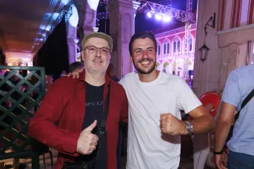 Vucin sin zaprosio ljepoticu tuniskih korijena! Pogledajte kako je kleknuo pred njom na Hvaru