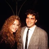 Frcale iskre! Malo tko pamti da je Clooney bio lud za Travoltinom ženom: Kćerima dali isto ime