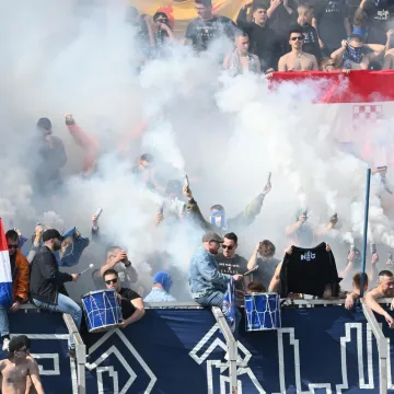 Bizaran poku&scaron;aj &scaron;verca: Navijač Istre u lažnom trudničkom trbuhu nosio baklje